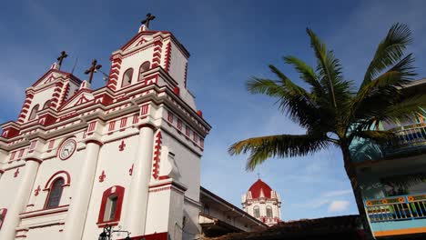 Kirche-In-Einem-Tropischen-Katholischen-Dorf-Guatape-Medellin-Kolumbien-Koloniale-Rote-Weiße-Traditionelle-Architektur-Nuestra-Señora-Del-Carmen