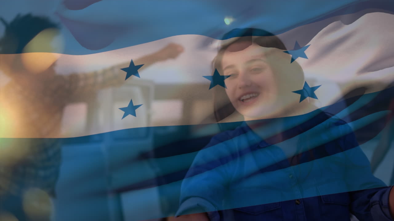 animación de agitar la bandera de honduras sobre un grupo de amigos en la playa