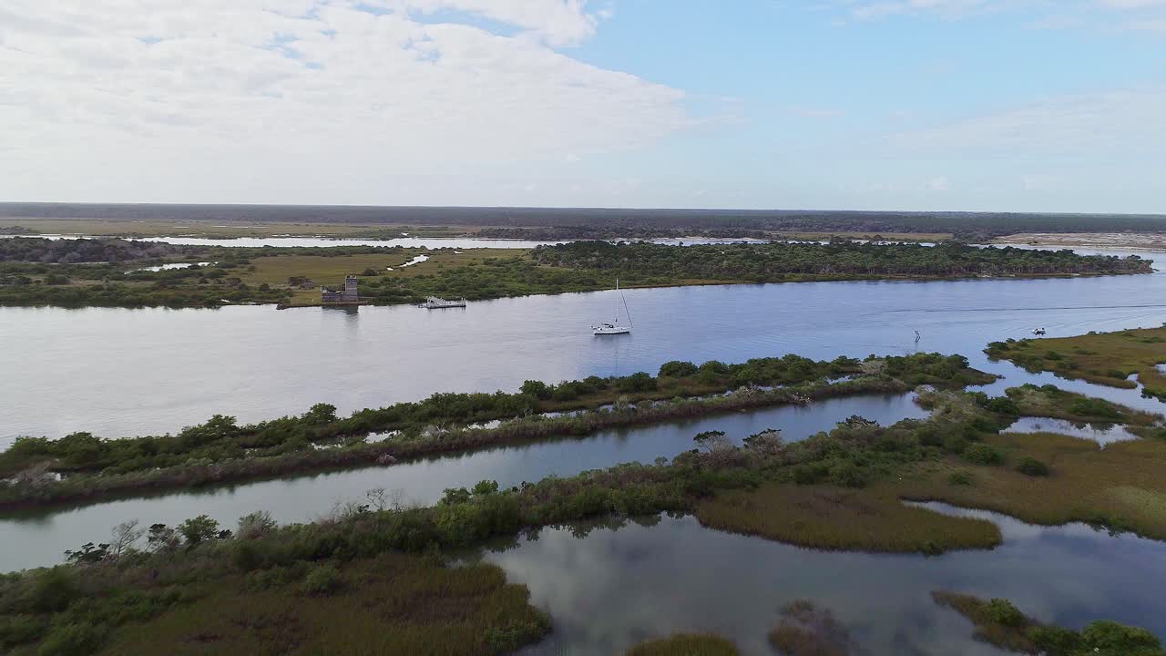 vista panorámica de un velero y fuerte en el río matanzas, estados unidos