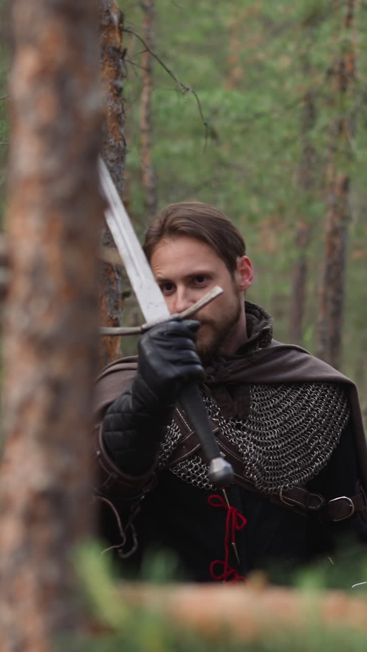 caballero enseña a los niños a luchar con espadas, época medieval