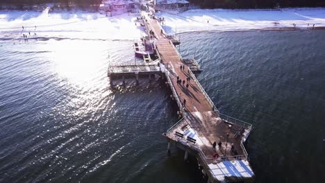 Muelle-De-Gdansk-Brzezno-En-Invierno,-Toma-Aérea