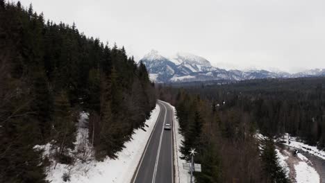 Weißes-Luxusauto,-Das-Im-Winter-Auf-Der-Straße-In-Der-Slowakei-Fährt