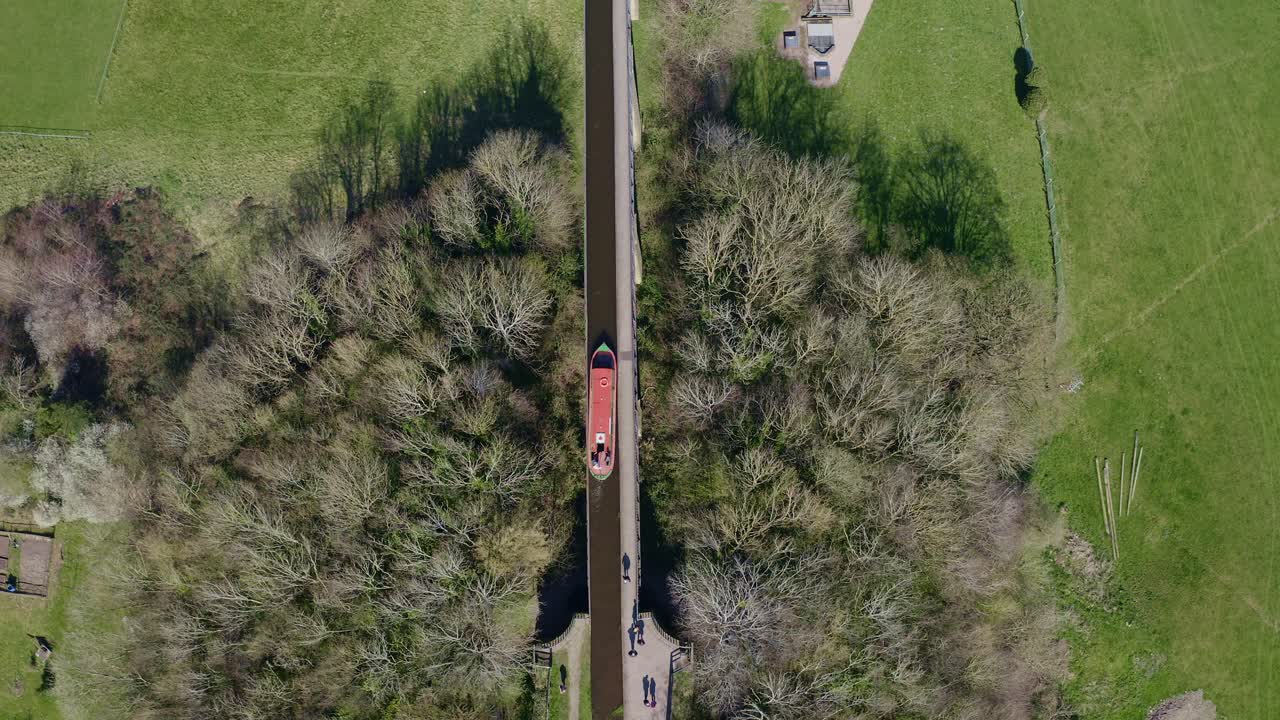 un barco estrecho que cruza el acueducto pontcysyllte famoso diseñado por thomas telford, ubicado en la hermosa campiña galesa, famosa ruta del canal