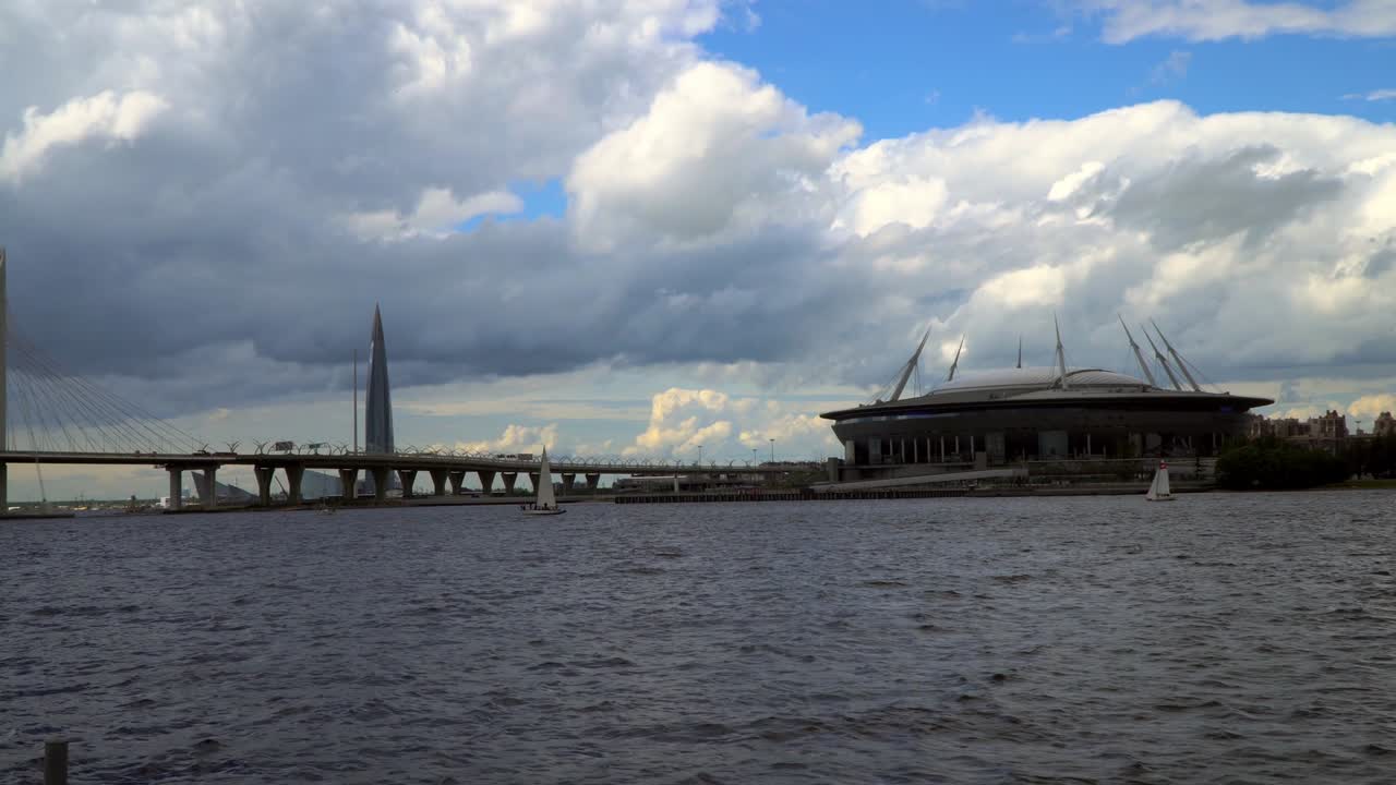 상트 페테르부르크, 핀란드 만의 레저 보트와 서쪽 고속 지름 다리