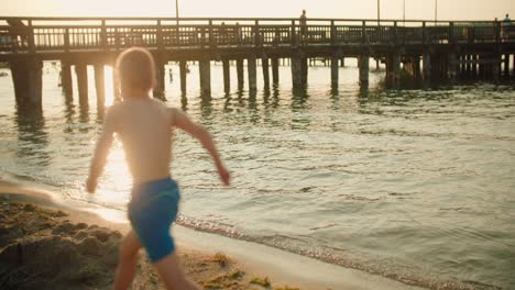 Niño-Corriendo-En-La-Playa-A-Cámara-Lenta