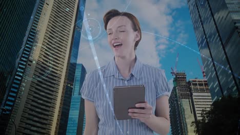 animación de una mujer de negocios caucásica usando tableta y red de conexiones sobre el paisaje urbano