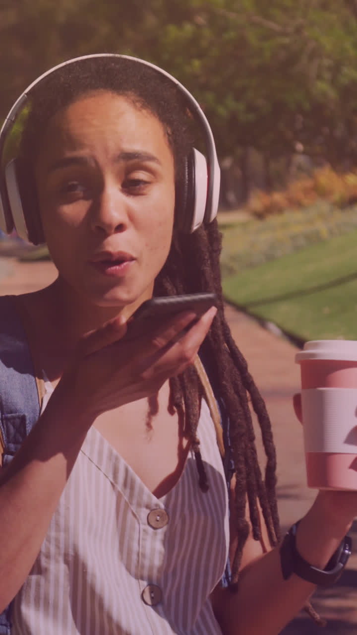 animación del icono de teléfono inteligente sobre mujer biracial hablando en teléfono inteligente en el parque