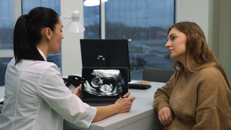 el médico explica el sonograma