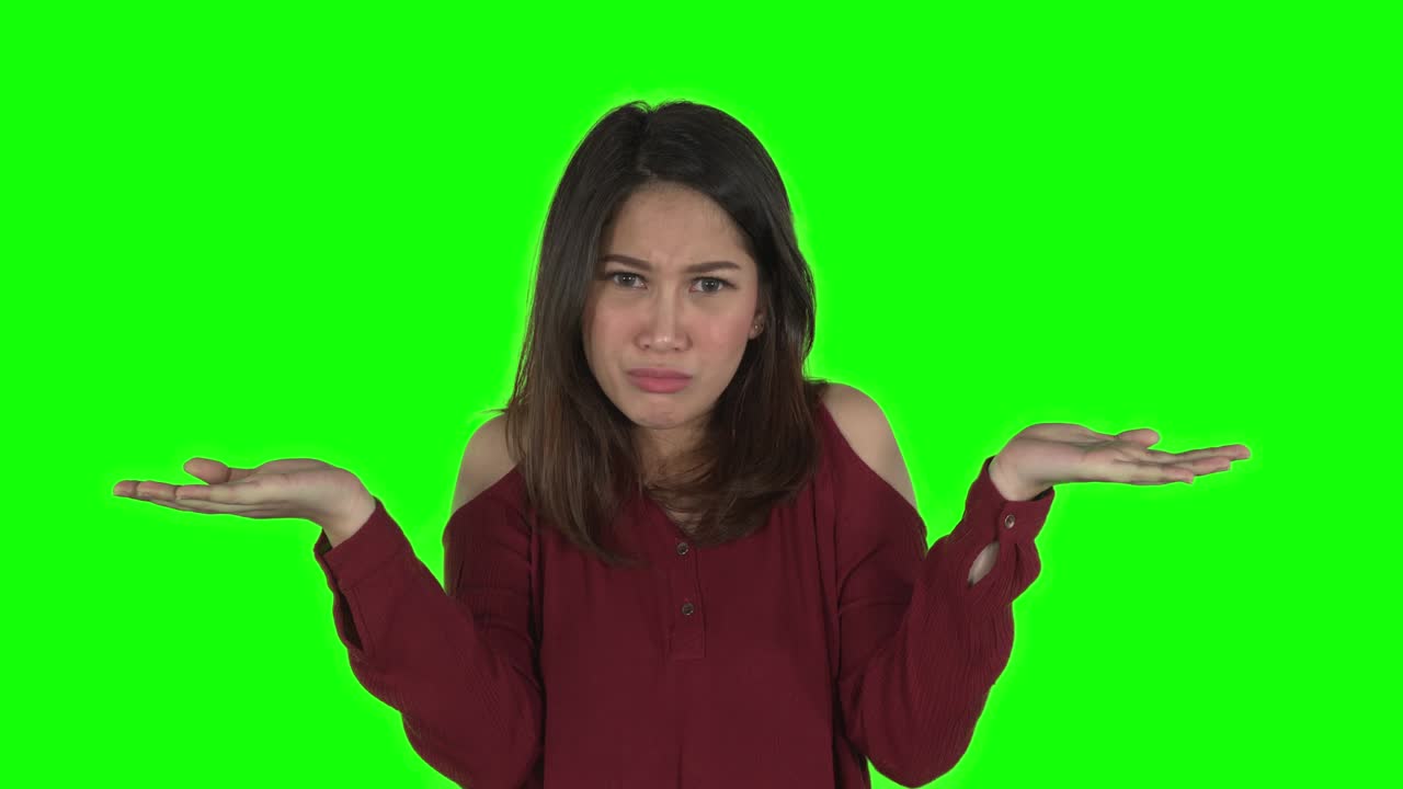 confundida mujer bonita encogiéndose de hombros