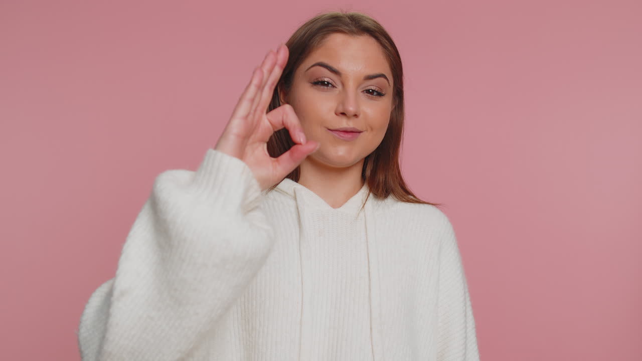 mujer mirando con aprobación, mostrando ok aprobar el gesto de retroalimentación como signo positivo algo bueno