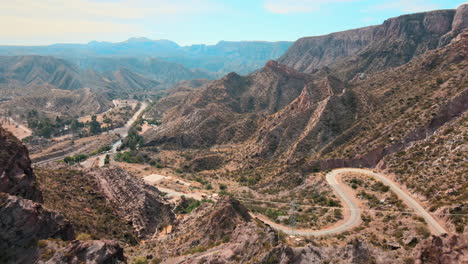 Imagen-De-Drone-Del-Camino-Que-Conduce-Al-Cañón-Del-Atuel,-Capturando-El-Viaje-Escénico-En-Medio-De-Los-Cautivadores-Paisajes-De-San-Rafael,-Mendoza,-Argentina