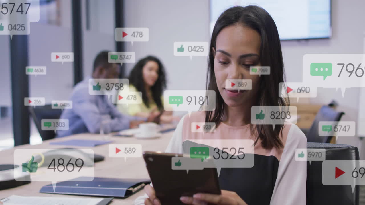 animación de iconos y números sobre mujer de negocios biracial en la oficina