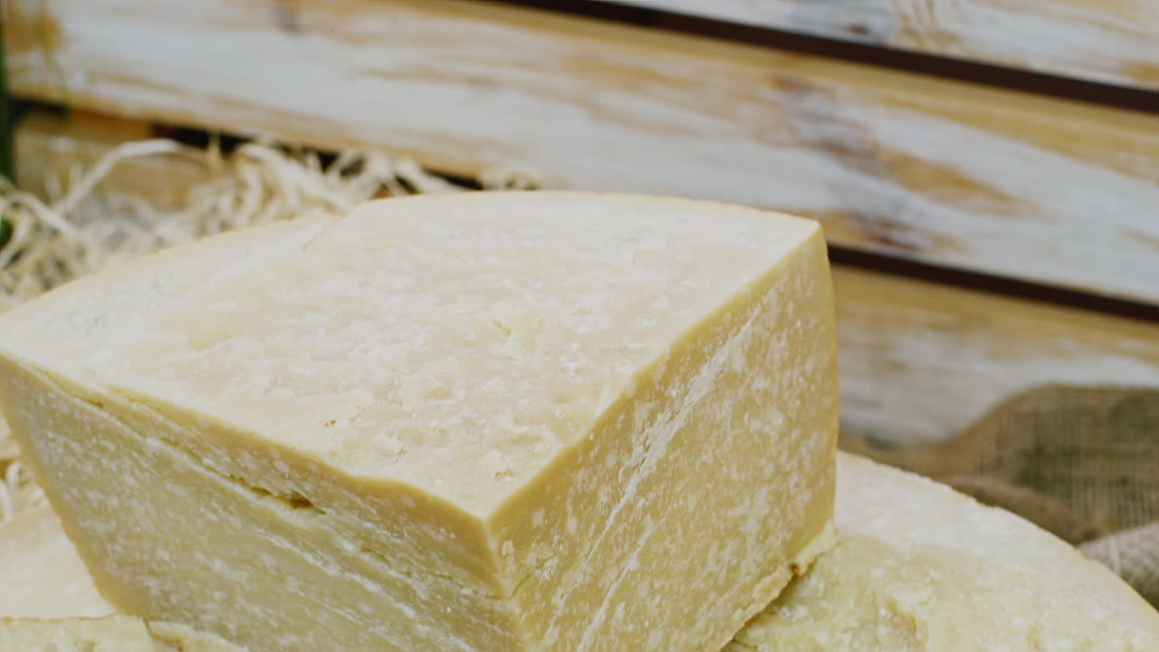 un trozo de delicioso queso parmesano quesos duros