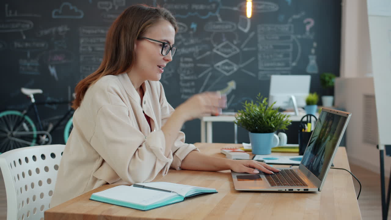 mujer en una llamada de video