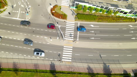 高速道路の車線に沿って走行し、信号待ち信号で発進する車の航空写真