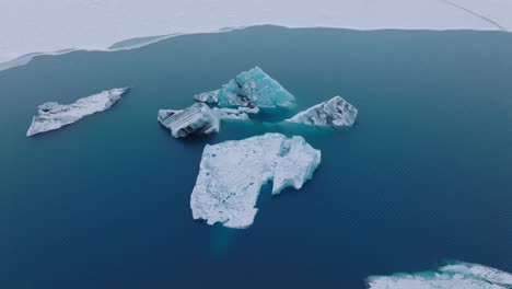 vista aérea de icebergs en el agua glacial del lago jokulsarlón, en islandia, durante el invierno