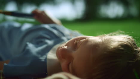 Chica-Soñadora-Y-Soñolienta-Tumbada-Bajo-La-Luz-Dorada-Del-Sol-En-El-Primer-Plano-Del-Parque.-Tiempo-De-Recreación