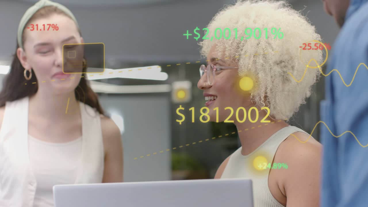 Et team samles om en bærbar computer, der viser finansielle diagrammer og dollartegn, hvilket får teamet til at smile og drøfte vækst.