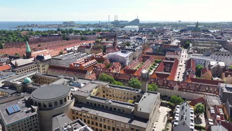 Zona-Comercial-Y-Residencial-De-Paso-Elevado-Con-Drones-En-La-Ciudad-De-Copenhague,-Dinamarca