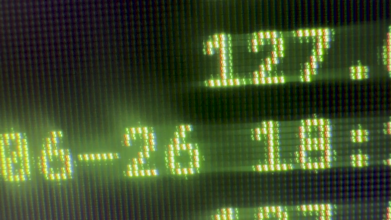 Faktiske optagelser af en grøn tekstserver, der kører på en RGB-skærm, som viser et ekstremt makronærbillede af en glødende digital displaymatrix