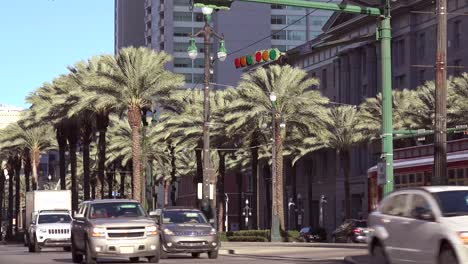 Un-Tranvía-Rojo-De-Nueva-Orleans-Viaja-Por-El-Centro-De-La-Ciudad.