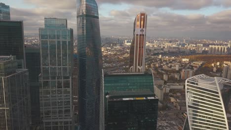 rascacielos de la ciudad de moscú, vista aérea. clip. oficina centro de negocios de la cidade de moscú. edificios de la ciutat de moscú con cielo, vista aérea