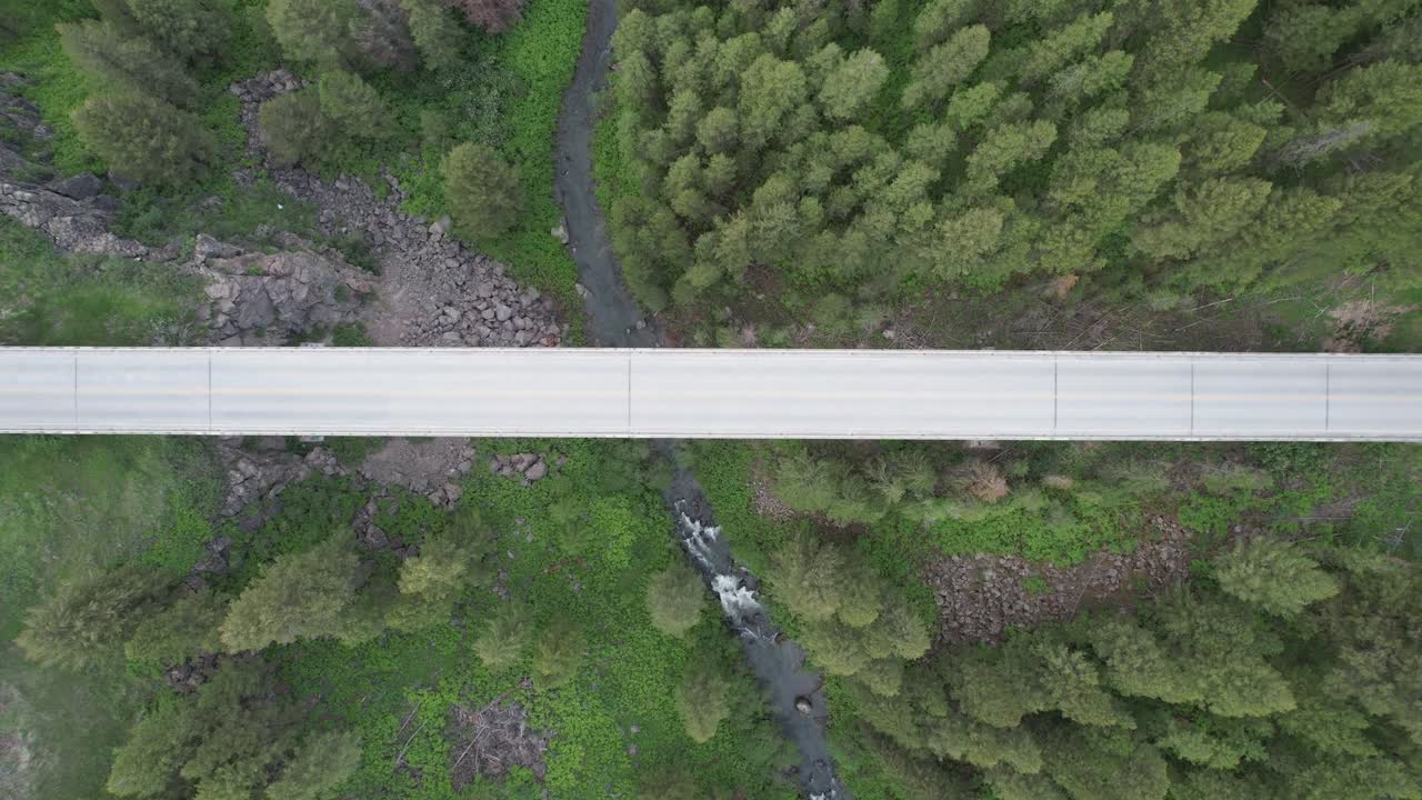Il drone guarda in basso da una prospettiva a volo d'uccello verso un ponte.