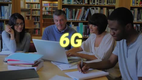 animación de banner de texto 6g sobre diversos profesores masculinos y femeninos discutiendo juntos en la universidad.