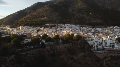 municipio blanco en las montañas de andalucía, españa, vista aérea de avión no tripulado