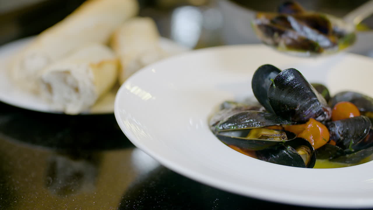 el chef está decorando el plato de mejillones 3