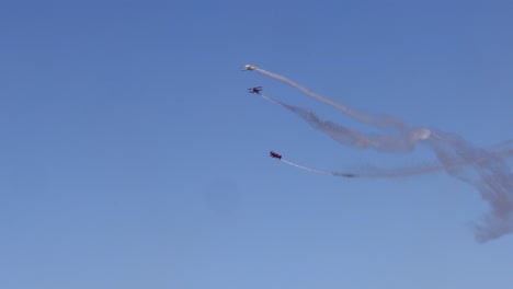 aviones realizando acrobacias con rastros de humo