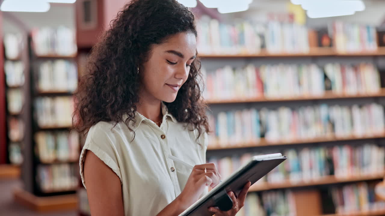 mujer usando una tableta en una biblioteca