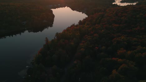 Reveladora-Toma-De-Drones-Del-Campo-De-La-Provincia-De-Quebec-Con-Bosques-Y-Lagos-Al-Atardecer-Durante-La-Temporada-De-Otoño,-Canadá