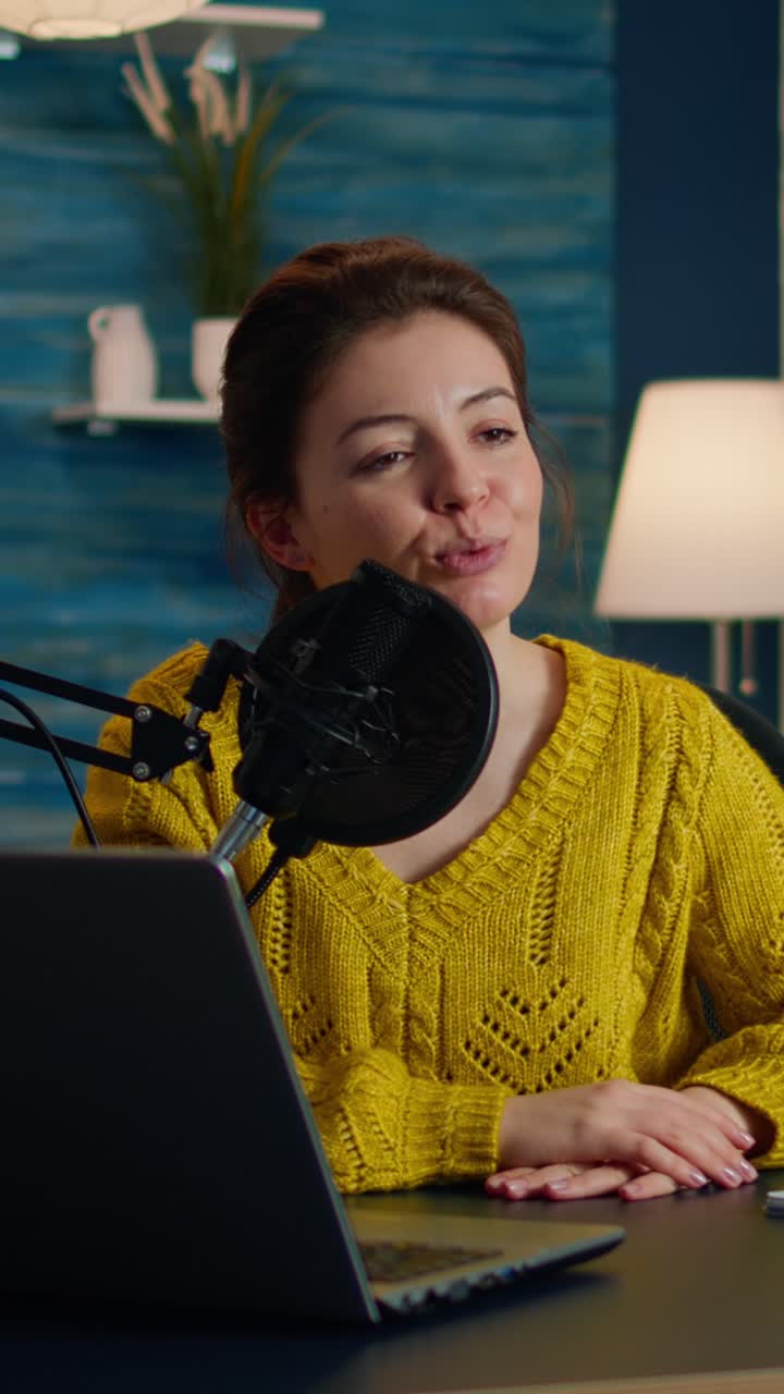Video verticale: Star dei social media che parla alla telecamera e registra un podcast.