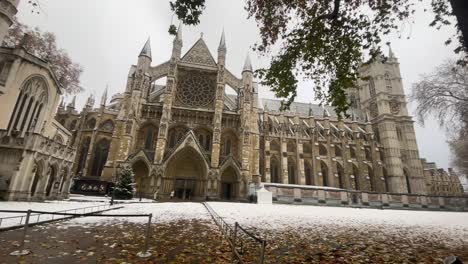 la iglesia de santa margarita en el antiguo edificio de londres