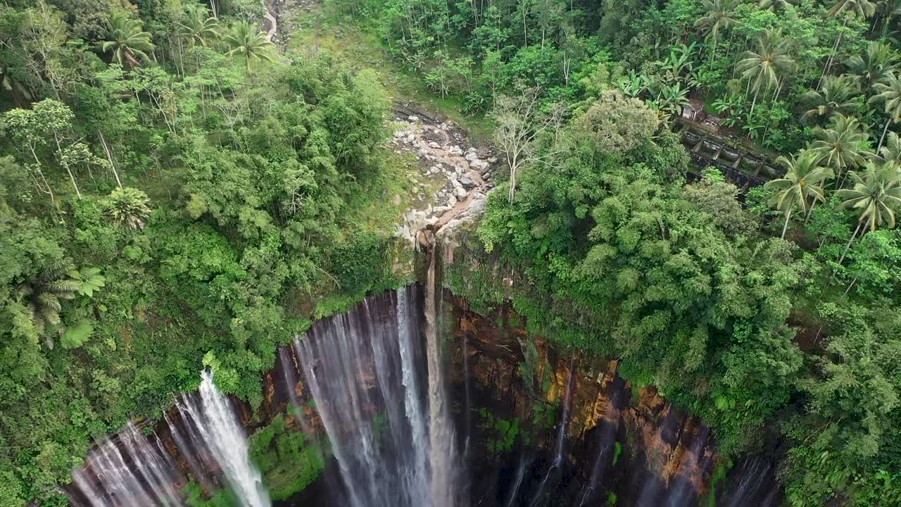 vista desde arriba, impresionante vista aérea de las cascadas de tumpak sewu coban sewu