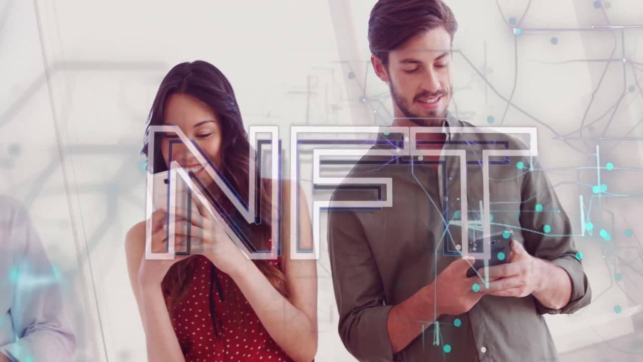 animación de texto de nft, puntos sobre el patrón de navegación contra diversos compañeros de trabajo que usan teléfonos inteligentes.
