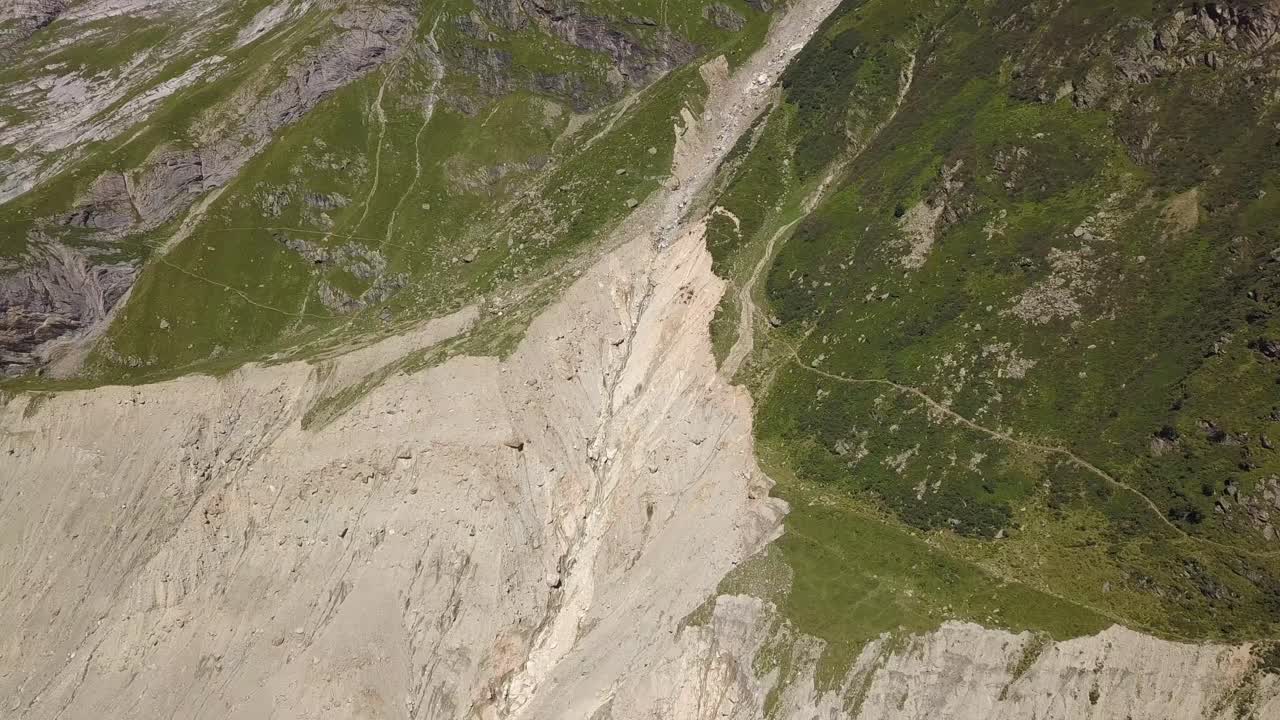 toma aérea de una gran fisura del cambio climático y el permafrost en los alpes suizos