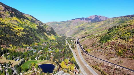 Colorado-Landstraßen-Mit-Dem-Verkehr,-Der-Auf-Ihnen-Und-Gebäuden-Fährt