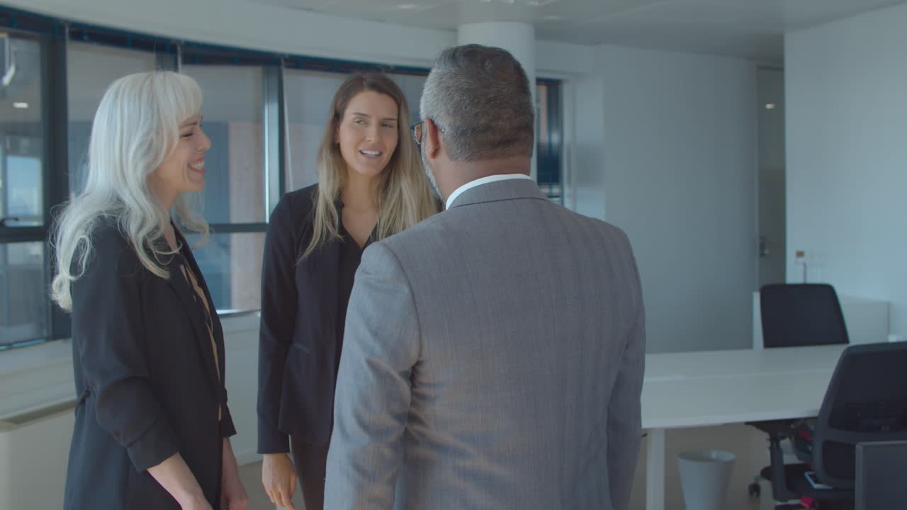 felices socios de negocios se reúnen en la oficina