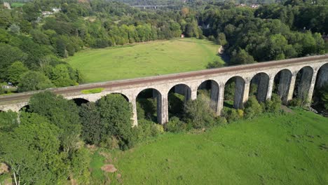 viaducto ferroviario de chirk - avión no tripulado gira hacia atrás y en sentido contrario a las agujas del reloj, revelando el campo - gales, frontera inglesa, 23 de septiembre