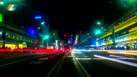 night lapse 4k en el lado sur de shinjuku ángulo bajo de disparo amplio zoom out
