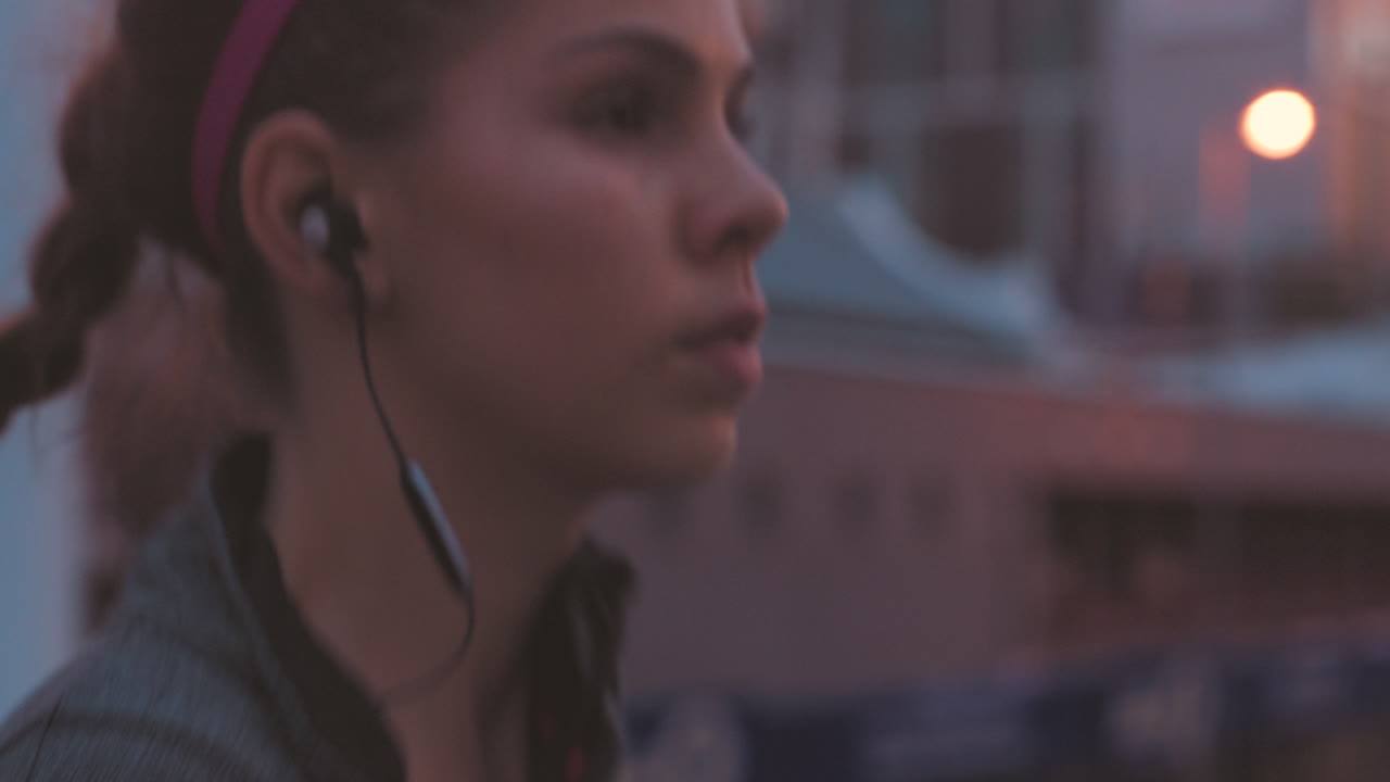 y en forma jogger activo corriendo en la ciudad