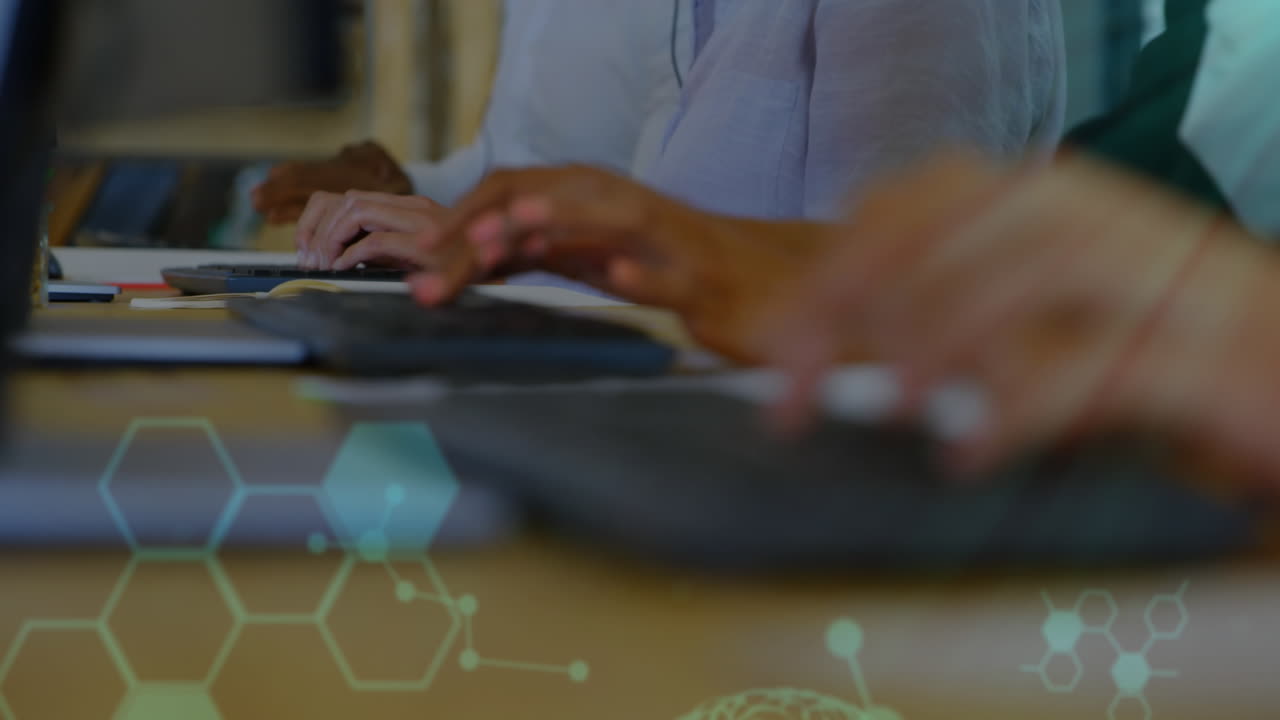 animación de procesamiento de datos e íconos sobre empresario caucásico usando computadora en la oficina