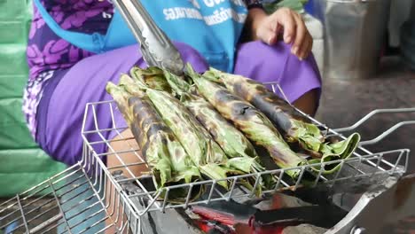 Pastel-De-Pescado-Al-Curry-A-La-Parrilla-De-Carbón-De-Tradición-Tailandesa-Es-Una-De-Las-Famosas-Comidas-Callejeras-Tailandesas-Que-Se-Venden-En-La-Ciudad-De-La-Playa