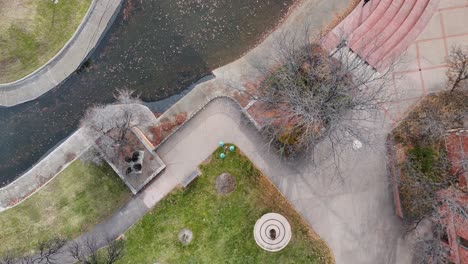 Überflug-Des-Foote-Lagoon-Amphitheaters-Mit-Einer-Drohne-Auf-Dem-Städtischen-Campus-Von-Loveland,-Colorado