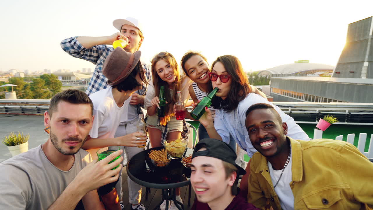 Amici che si godono una festa su un tetto