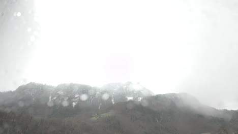 Toma-De-Timelapse-De-Niebla-Y-Nubes-Sobre-Montañas-En-Un-Día-Nublado