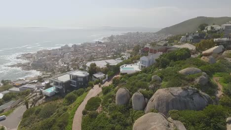 Una-Vista-Aérea-Muestra-El-Próspero-Suburbio-De-Bantry-Bay-En-Ciudad-Del-Cabo,-Sudáfrica