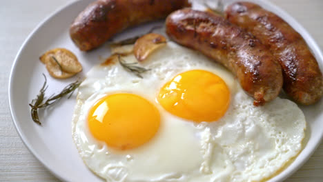 huevo frito doble casero con salchicha de cerdo frita - para el desayuno